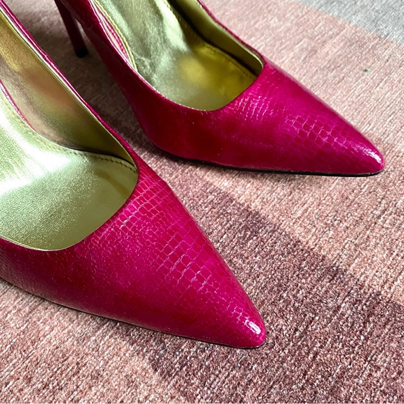 C Label fuschia embossed snakeskin pattern leather pumps. 4 inch glossy heel. - Picture 3 of 6